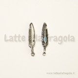 Charm piuma in metallo zincato argento antico 28x5mm