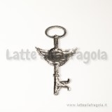 Ciondolo chiave con ali in metallo argento antico 76x45mm