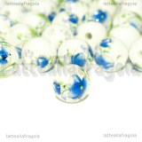 Perla in ceramica bianca con fiore azzurro 12mm