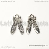 Charm double-face scarpette con fiocco in metallo argento antico 21x13mm