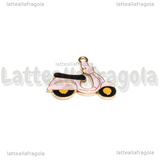 Ciondolo Vespa in metallo dorato smaltato rosa 21x25mm