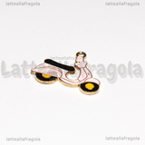 Ciondolo Vespa in metallo dorato smaltato rosa 21x25mm