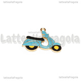 Ciondolo Vespa in metallo dorato smaltato azzurro 21x25mm