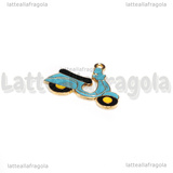 Ciondolo Vespa in metallo dorato smaltato azzurro 21x25mm