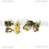 Orecchini Fiore Martellato con Perla in metallo gold plated 22x16mm