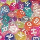 350 perle a gettone con lettere in acrilico colorato AB 7x3mm